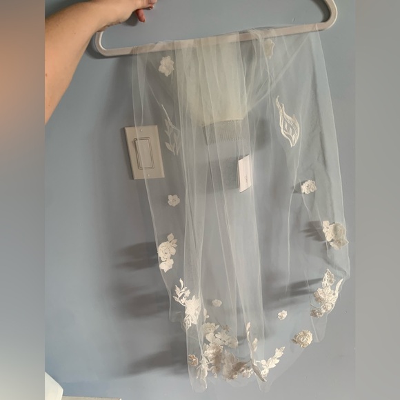 Brand new David’s Bridal Veil - Picture 2 of 5